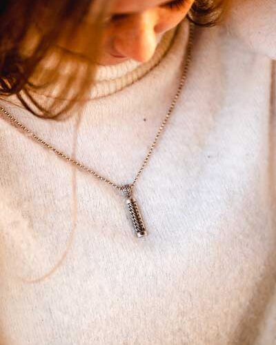 Zilveren hanger Strong