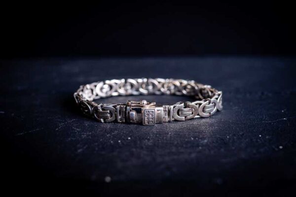 Deze armband Believe is uitgevoerd in platte, 925 zilveren koningsschakel en daarmee zowel alleen te dragen als te combineren.