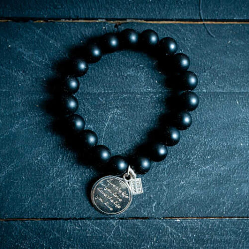 Kralen armband matte onyx met zilveren muntje met tekst