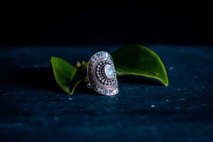 Soulsister white - zilveren ring met prachtige bewerking en een mooie maansteen.