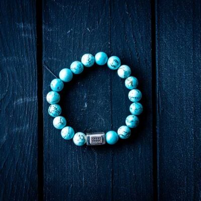 Kralen armband turkoois met zilveren logoblokje