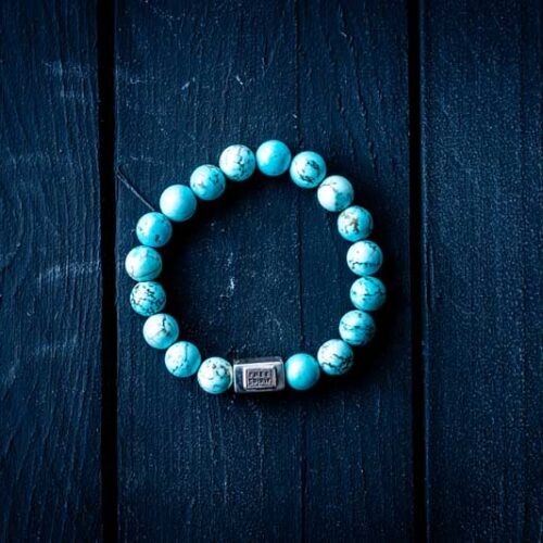 Kralen armband turkoois met zilveren logoblokje
