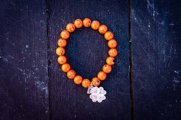 Beads armband howliet orange met klavertje vier