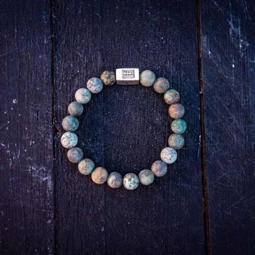 Kralen armband African turkoois mat met zilveren logoblokje