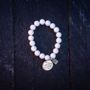 Beads armband witte Jade met zilveren muntje met tekst