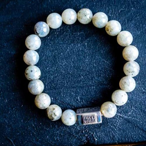 Kralen armband Labradoriet grijs met zilveren logo blokje