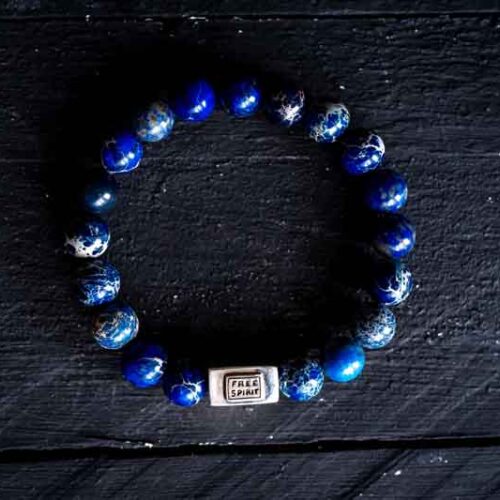Kralen armband zee sediment donkerblauw met zilveren logoblokje