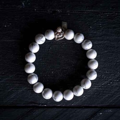 Kralen armband witte howliet met zilveren happy buddha