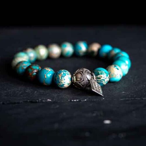 Kralen armband zee sediment licht turkoois met tibetaans geluks balletje