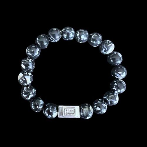 Kralen armband zeesediment zwart met zilveren logo blokje