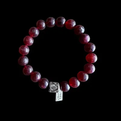 Kralen armband rode agaat met zilveren print bedel