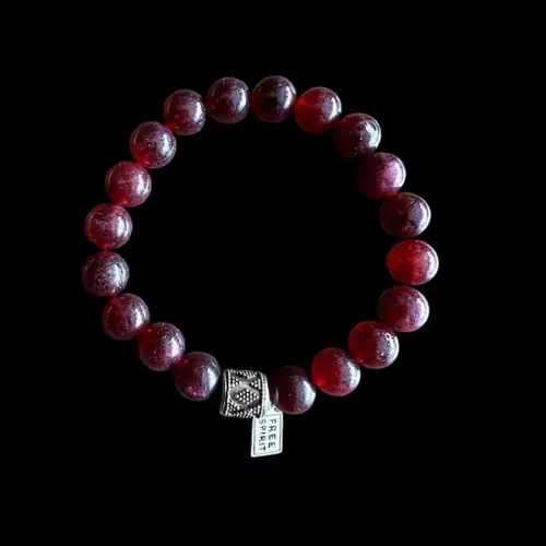 Kralen armband rode agaat met zilveren print bedel