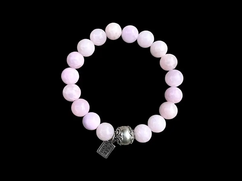 Kralen armband roze jade met tibitaans geluksballetje 1 Kralen armband roze jade met tibitaans geluksballetje