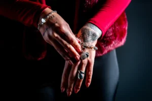 Model draagt zilveren armband (uit Bali) met onyx steen. 