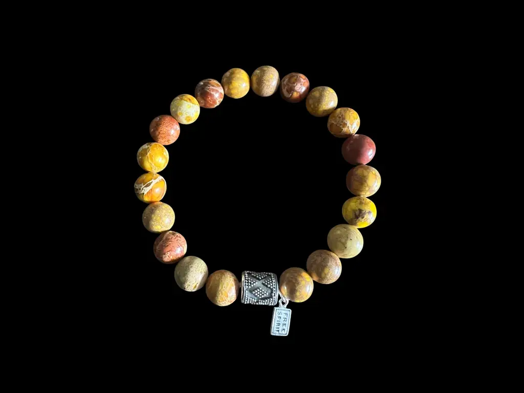 Kralenarmband zeesediment geel met zilveren koker 1 Kralenarmband zeesediment geel met zilveren koker
