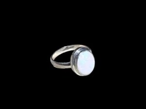 Zilveren ring met opaal steen