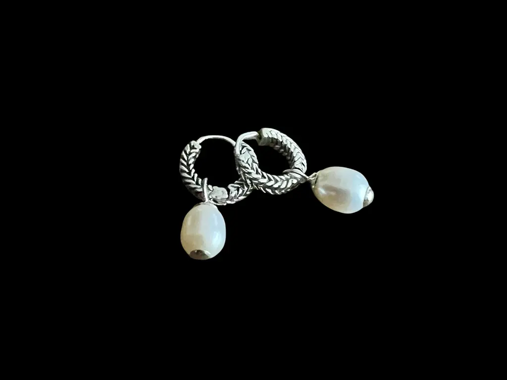 Zilveren oorbellen So beauty white 3 Zilveren oorbellen met parels