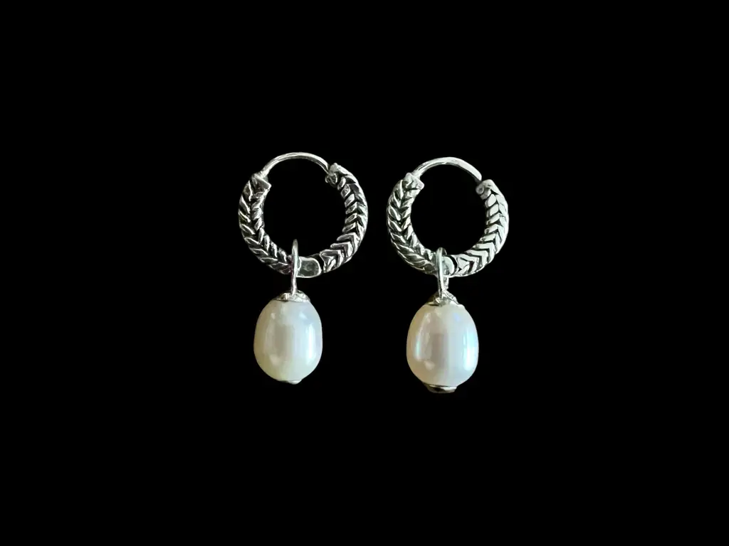 Zilveren oorbellen So beauty white 1 Zilveren creolen met parels