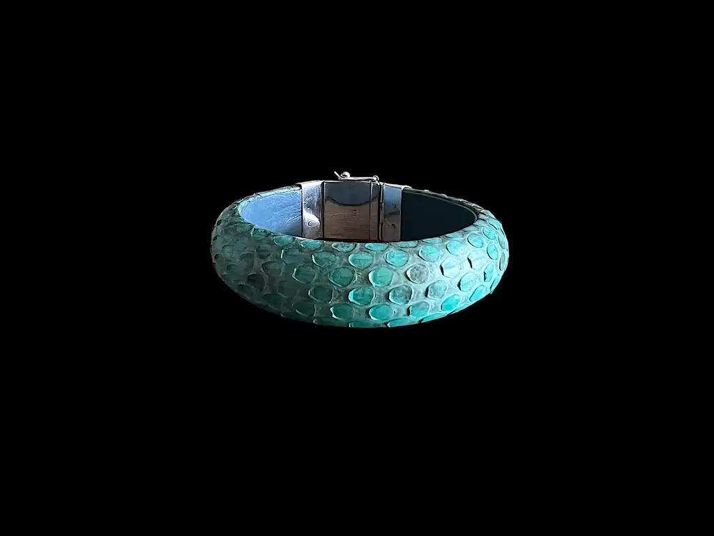 Lederen dames en heren armband Goja blue XL 3 Een turquoise armband met textuur en groot 925 zilveren slot