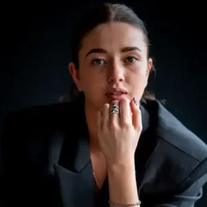 Model draagt ring met onyx steen
