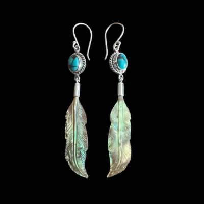 Abalone oorbellen met veren en turquoise