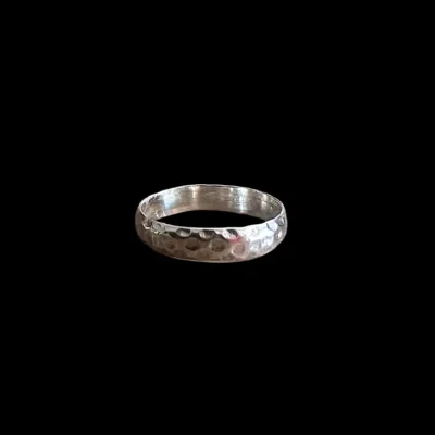 getrommelde zilveren dames en heren ring
