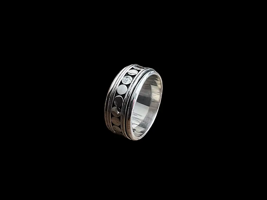 Zilveren dames en heren ring Tabanan 2 Zilveren ring met ronde details en ronddraaiend middengedeelte