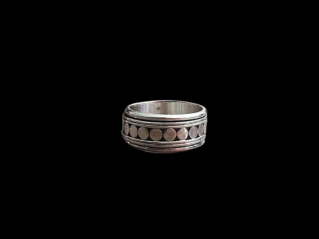 Zilveren dames en heren ring Tabanan 1 Zilveren ring met ronde details en ronddraaiend middengedeelte
