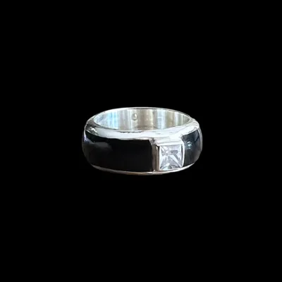 Zwarte ring met zirkonia inzet