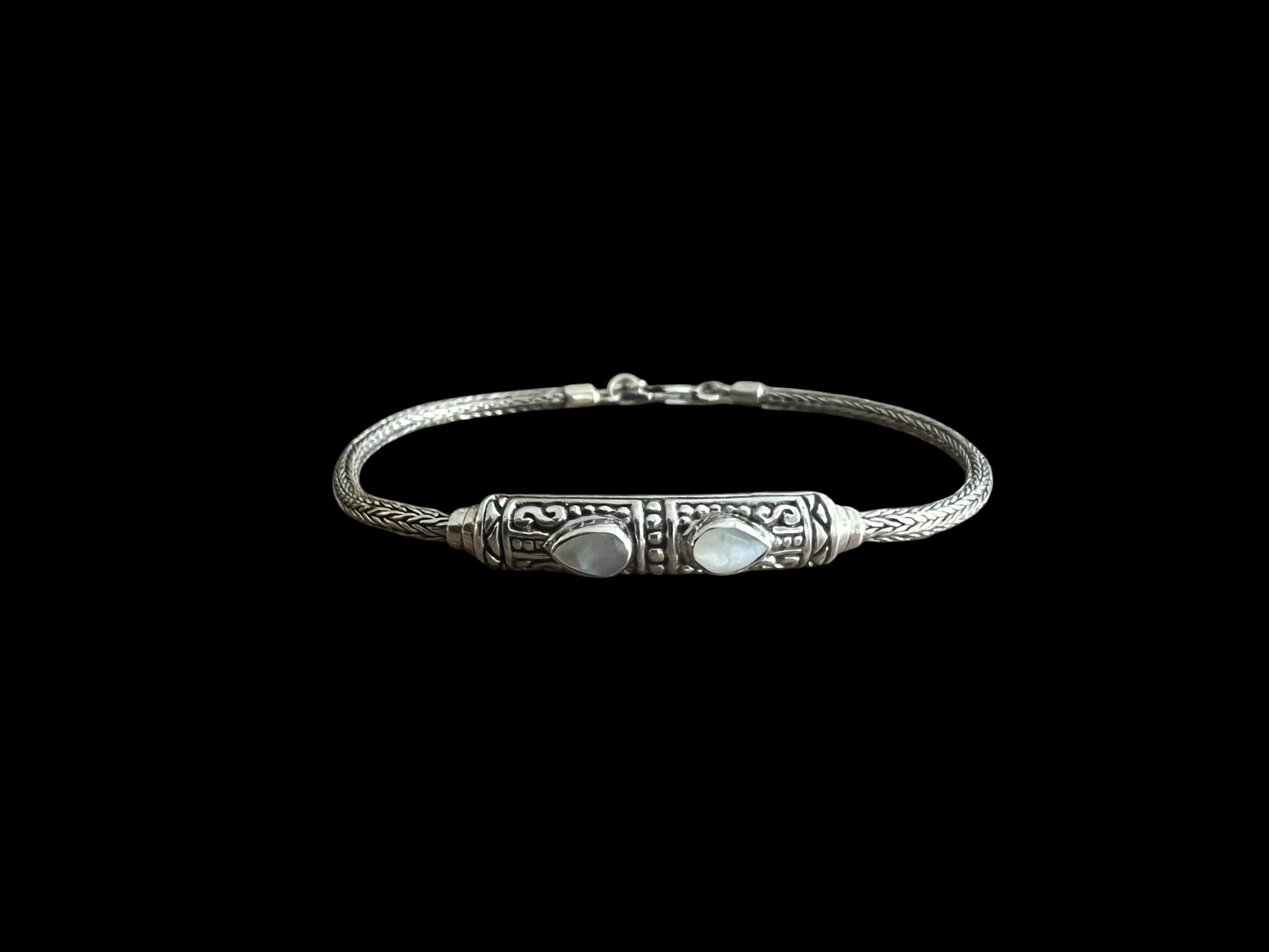 Zilveren dames armband Batur white met seashell white steentjes 1 Zilveren armband met seashell wit