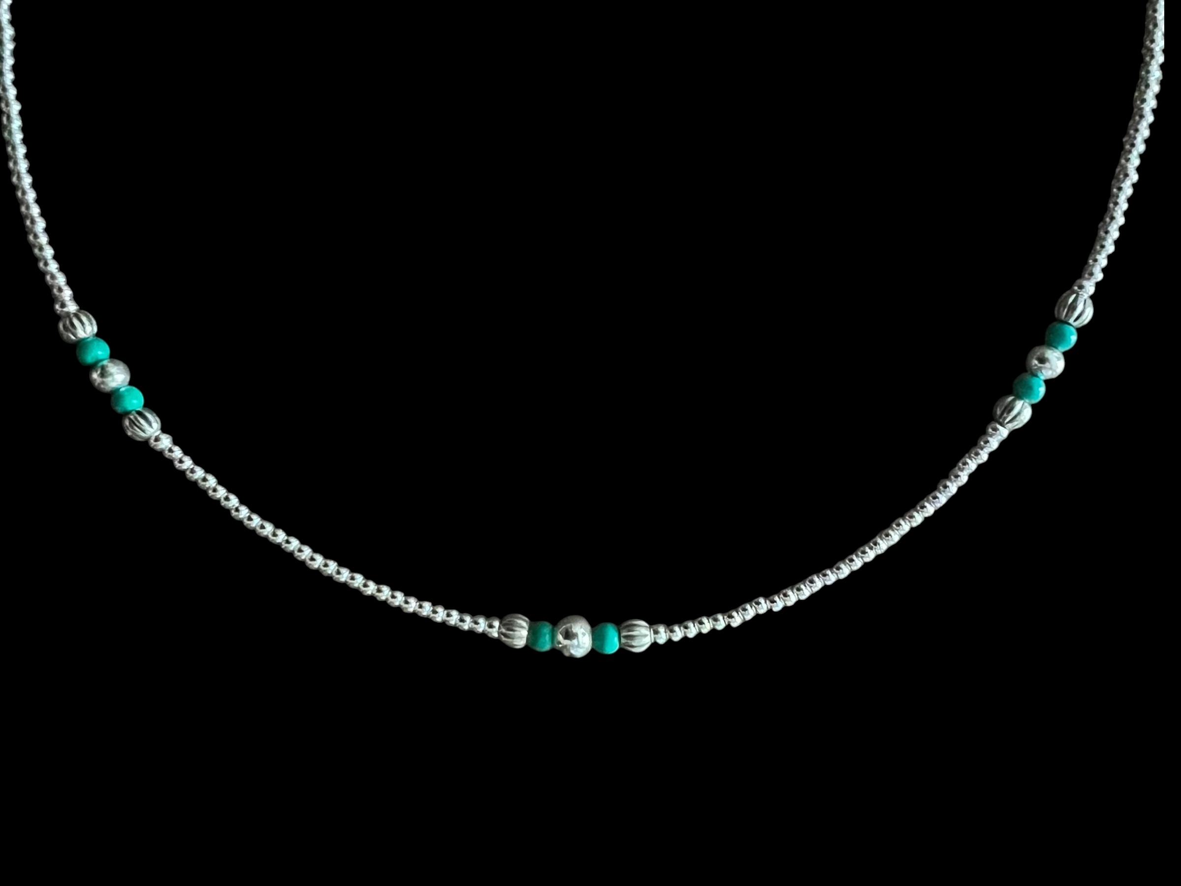 Zilveren ketting Bowien blue met turkoois steentjes 3 Zilveren ketting met turkoois kralen