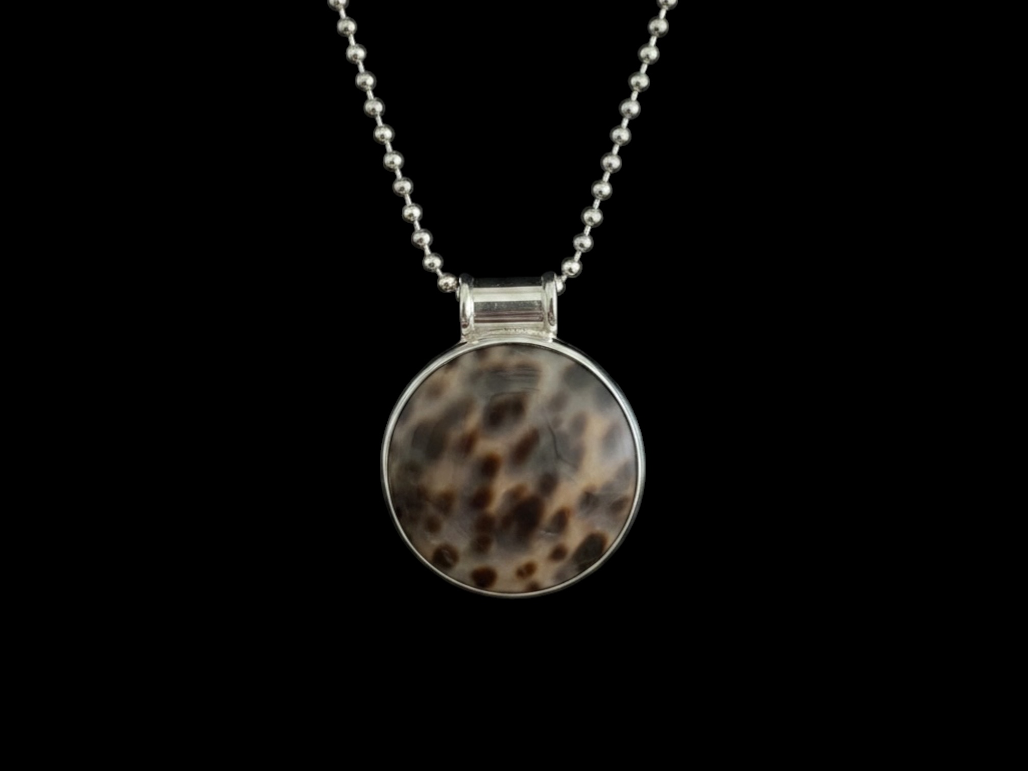 Hanger Leopard rond medium 1 Ronde hanger met leopard schelp