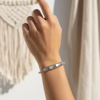 Zilveren dames armband Batur white met seashell white steentjes