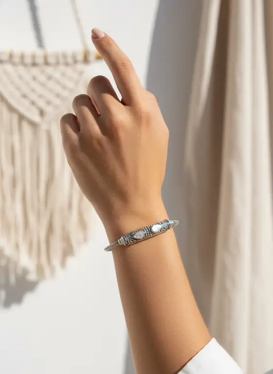 Zilveren dames armband Batur white met seashell white steentjes 2 Zilveren armband met witte steentjes