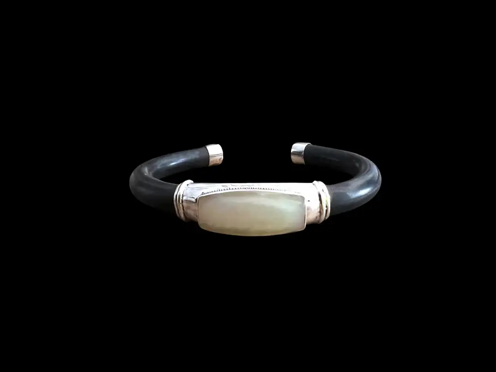 Armband Fiësta met witte seashell 1 rubberen armband met seashell