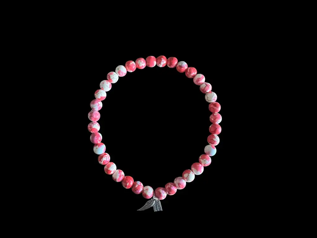 Enkelbandje zeesediment red and white met engelenvleugeltje 1 Enkelbandje met kraaltjes