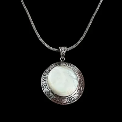Zilveren ronde hanger met witte seashell