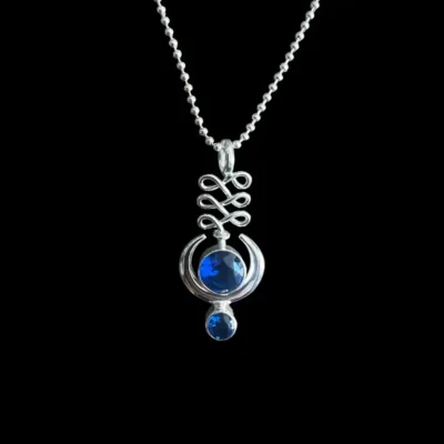 Zilveren hanger met donkerblauwe steen