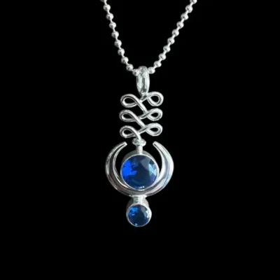 Zilveren hanger met donkerblauwe steen