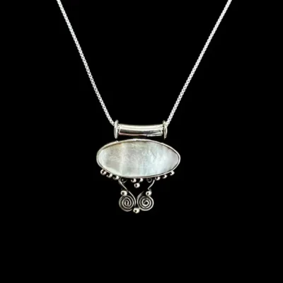 Hanger en ketting Patty met witte seashell
