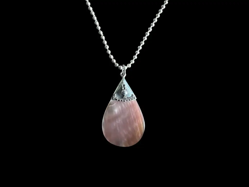 Hanger Marinka van bruine seashell 1 Druppelvormige hanger van seashell