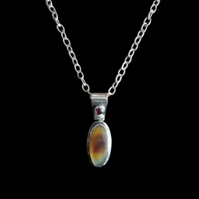 Zilveren hanger Branca met seashell bruin en rode granaat