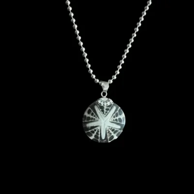 Kleine ronde hanger met zeesterBlack Seastar smal