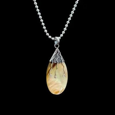 Hanger Ika van seashell met golden touch