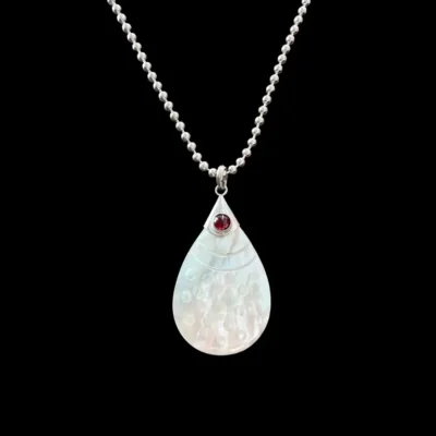 Hanger Bay van witte seashell met rode granaat