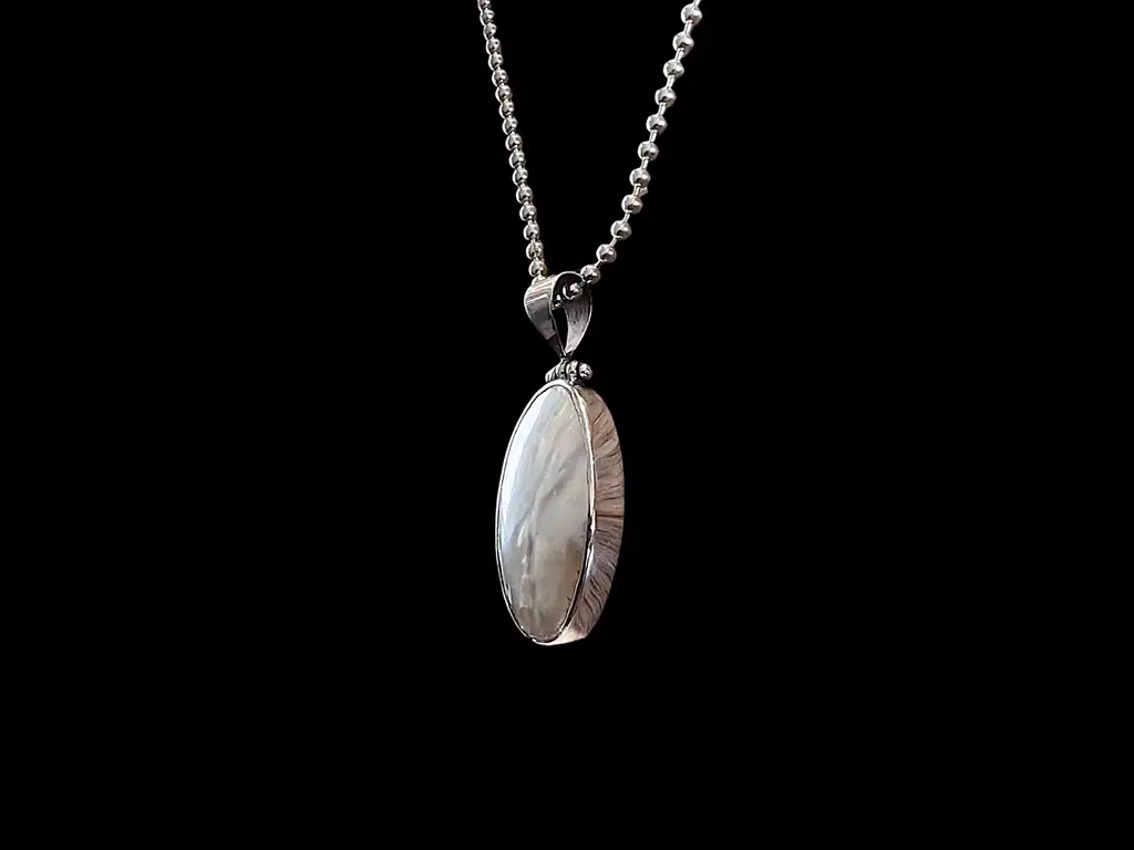 Hanger Snowwhite met witte seahell 2 Grote ovale hanger met witte seashell