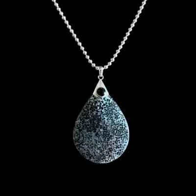 Hanger Britt van seashell met onyx steen