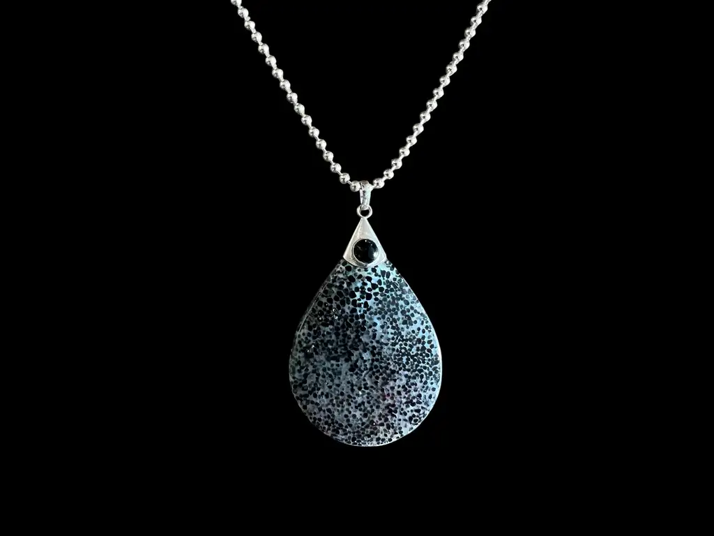 Hanger Britt van seashell met onyx steen 1 Hanger van seashell in druppelvorm