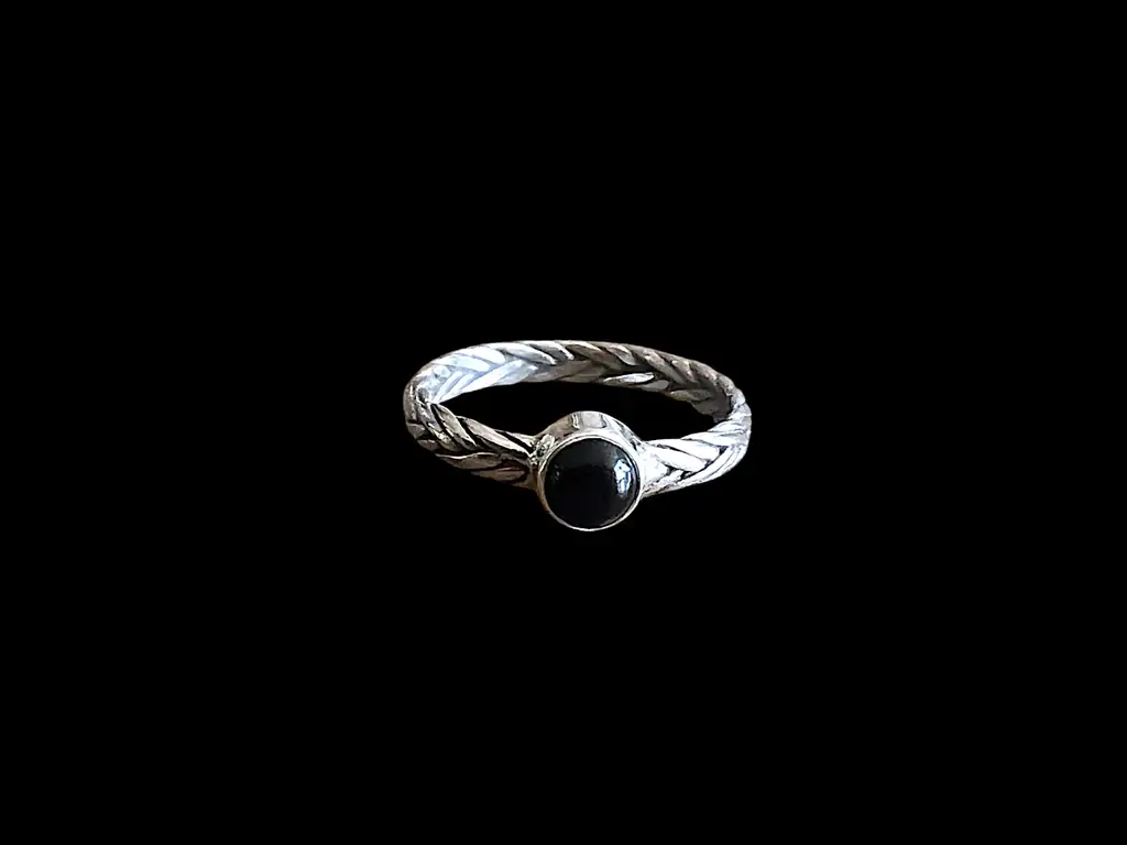 Zilveren dames ring Ciao black met onyx steen 1 Zilveren schakel ring met zwarte steen