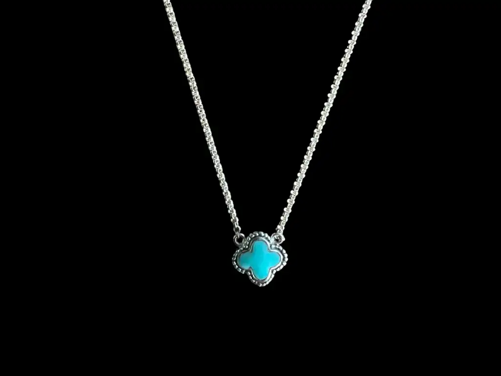 Zilveren ketting Flower solo turkoois 1 Zilveren ketting met bloem Zilveren ketting Flower solo met turkoois steen